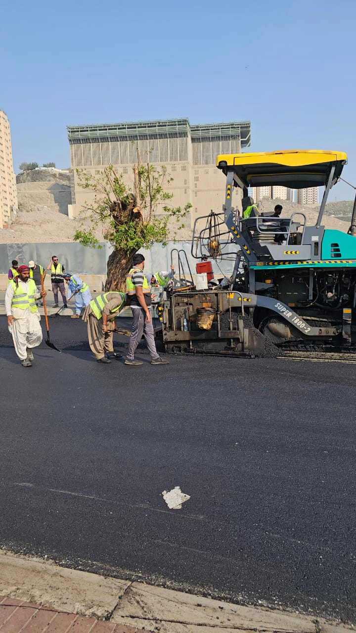 فرش الأسفلت على طريق مكة جدة السريع